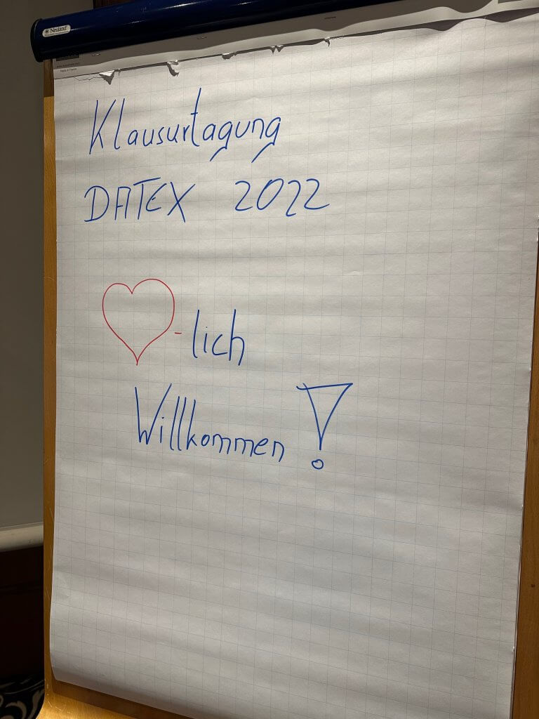 Die Frauen und Männer hinter DATEX werden zur Klausurtagung 2022 im Karlsruher Schlosshotel begrüßt.